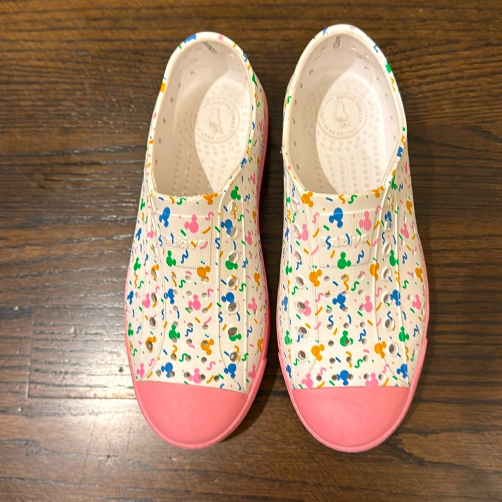 Native X Disney Jefferson Slip-On Mickey Mouse/Confetti Water Shoes Pink…